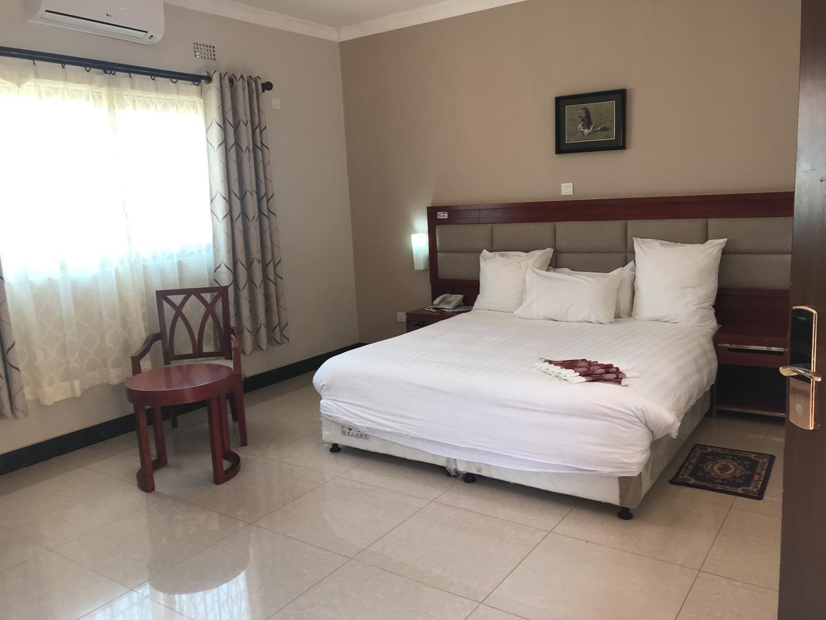 Northern Rock Hotel Mpika ภายนอก รูปภาพ